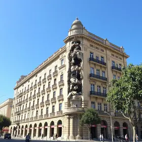 Prédio na Praça da República isolado